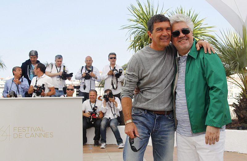 El director español Pedro Almodóvar (d) posa junto al actor español Antonio Banderas (i), durante el pase gráfico de su película 'La piel que habito', en la 64 edición del Festival de Cine de Cannes