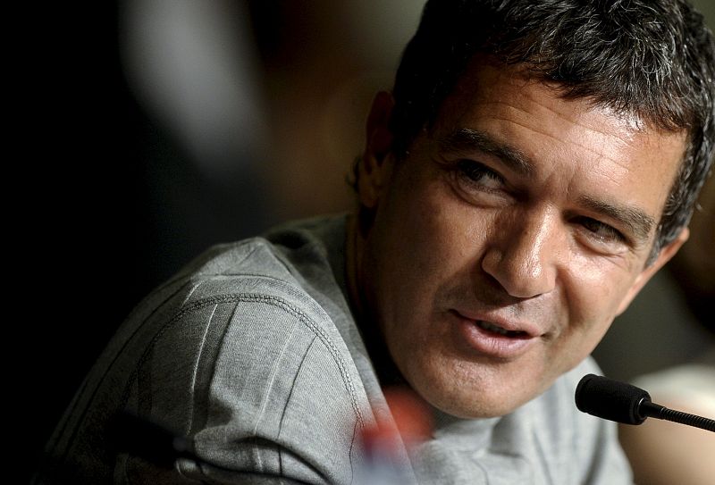 El actor español Antonio Banderas sonríe durante la rueda de prensa de la película "La piel que habito" en la 64ª edición del Festival de Cannes (