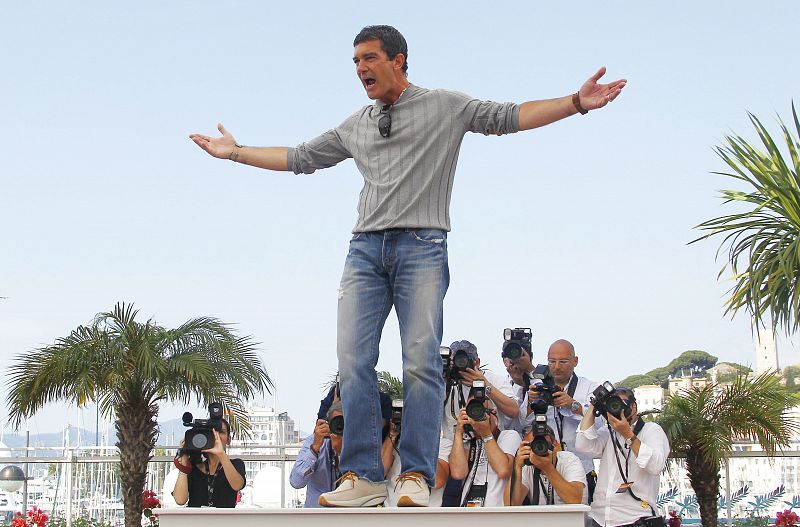 El actor español Antonio Banderas posa durante el pase gráfico de la película 'La piel que habito', del director español Pedro Almodóvar, en la 64 edición del Festival de Cine de Cannes, Francia, hoy, jueves 19 de mayo de 2011.