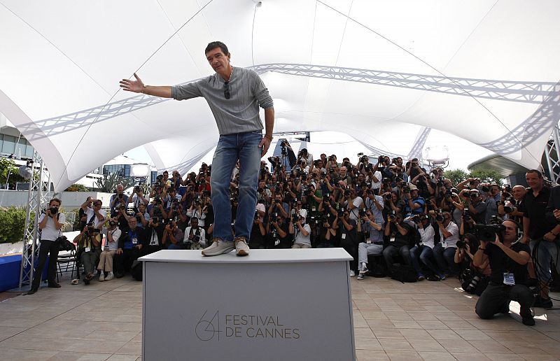 Antonio Banderas poses during a photocall for "La Piel Que Habito" at the Cannes Film Festival