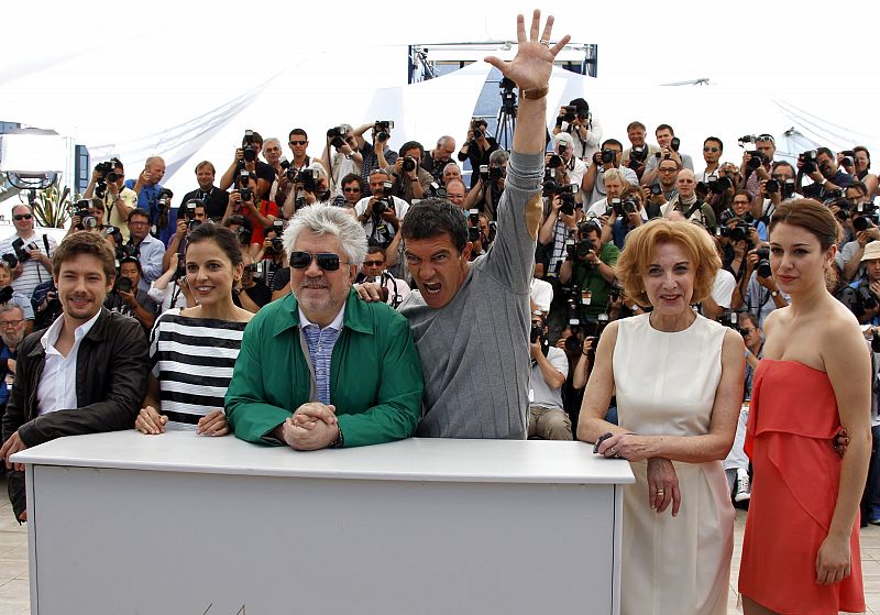 Almodóvar posa con, de izquierda a derecha, Jan Cornet, Elena Anaya, Antonio Banderas, Marisa Paredes y Blanca Suárez.