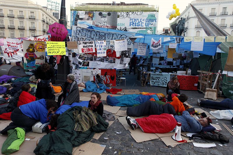 Demonstrators camp out in Madrid's Puerta del Sol during seventh day of protests