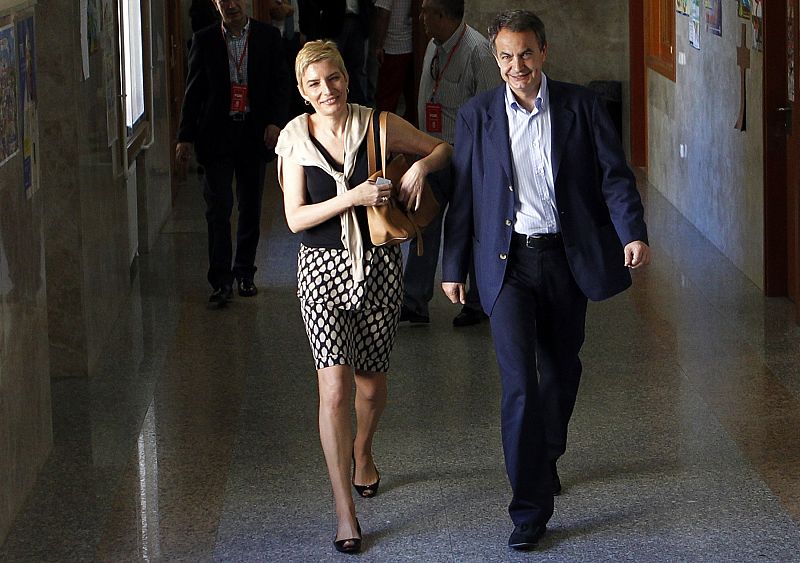 Spain's PM Zapatero and his wife arrive at the Madrid polling station during Spain's regional and municipal elections