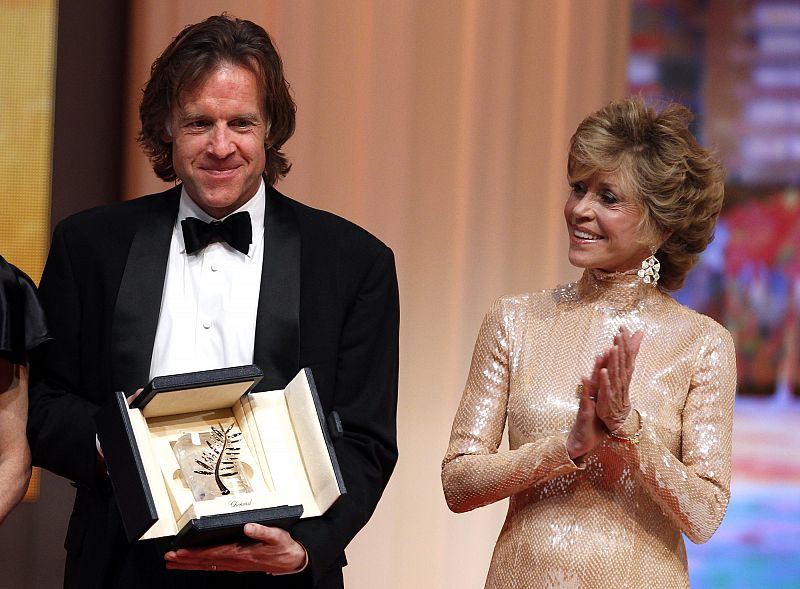 El productor de 'El árbol de la vida', Bill Pohlad, recoge la Palma de Oro de manos de Jane Fonda