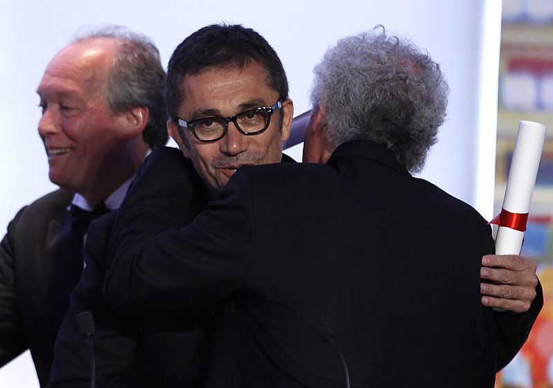 Los directores Jean-Pierre y Luc Dardenne saludan a Nuri Bilge Ceylan en la ceremonia de clausura. Los tres son ganadores ex-aequo del Gran Premio del Jurado