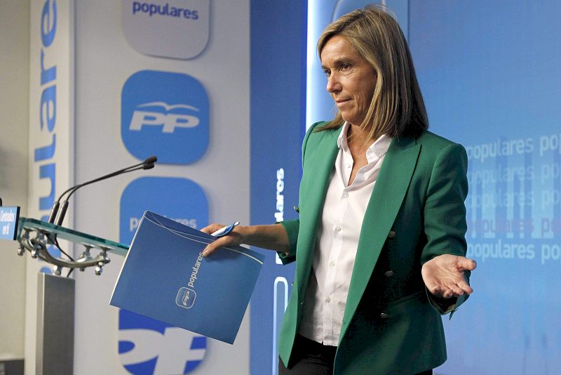 La vicesecretaria General del PP, Ana Mato, al término de su comparecencia de prensa para valorar los promeros resultados electorales en la sede del Partido Popular.