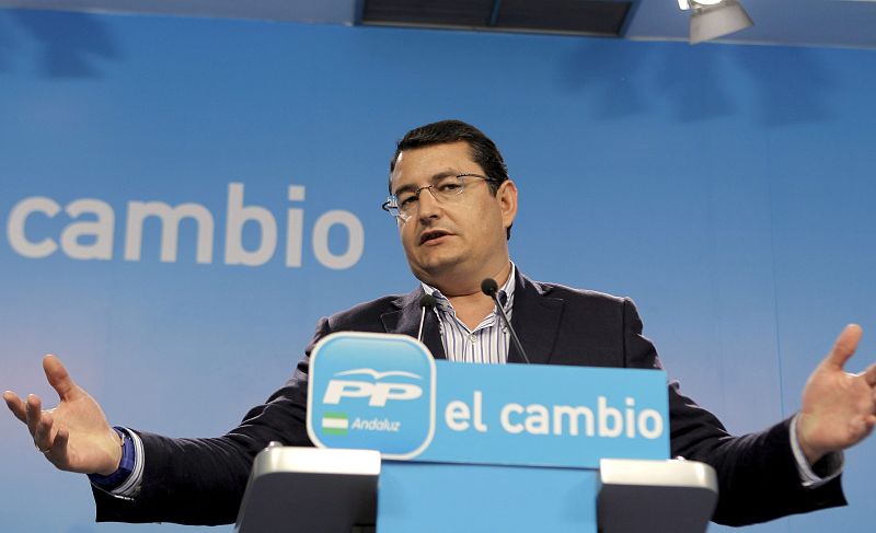 El secretario general del PP andaluz, Antonio Sanz, durante la rueda de prensa que ha celebrado para comunicar los primeros resultados de las elecciones municipales en Andalucía.