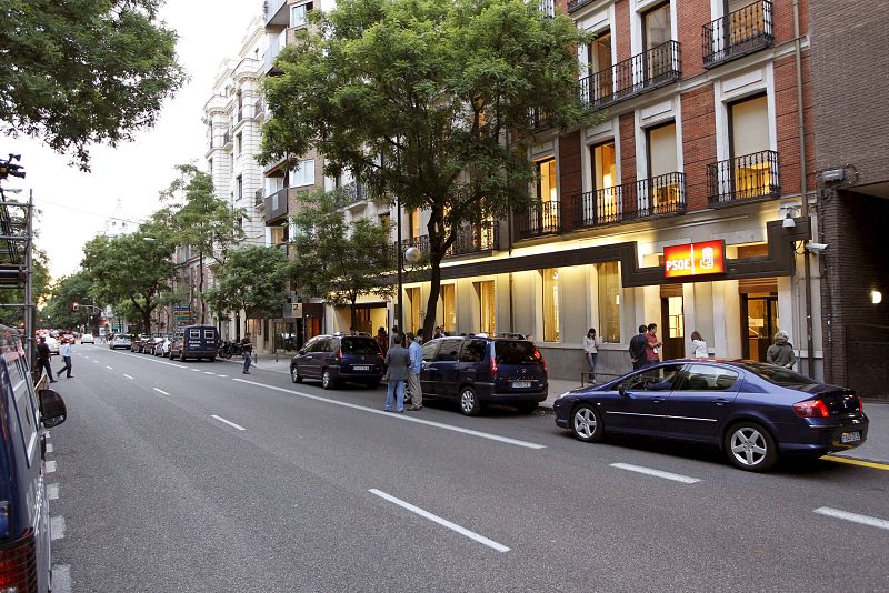 Vista de los alrededores de la sede del PSOE en la calle Ferraz de Madrid, donde los dirigentes socialistas siguen el desarrollo de las elecciones municipales y autonómicas.