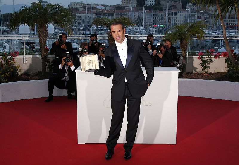 Jean Dujardin posa con su premio a mejor actor