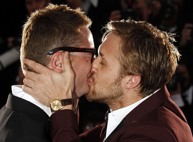 El director Nicolas Winding Refn y el actor Ryan Gosling se besan, celebrando que su película, 'Drive', se ha llevado el premio a mejor director