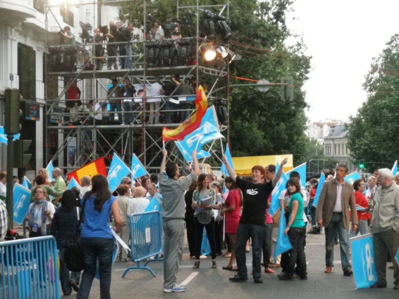 Varias personas se han acercado ya a la sede del PP en Madrid, en la calle Génova, para celebrar los primeros datos.