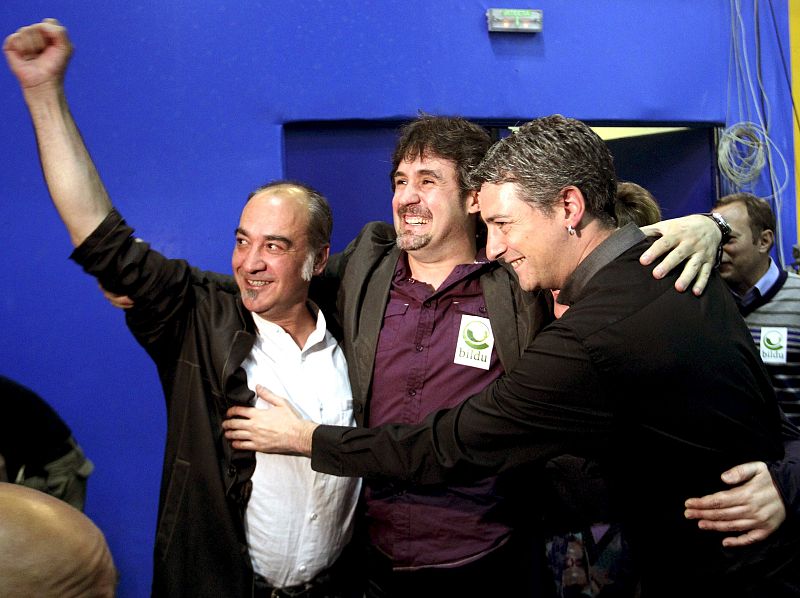 Los dirigentes de la coalición Bildu, Martin Garitano (i), Peio Urizar (c), y Oskar Matute (d), celebran los resultados electorales .