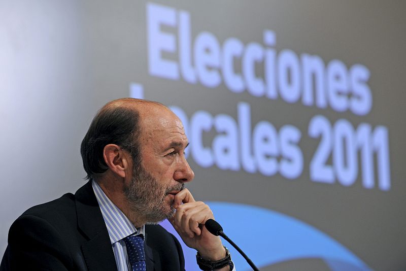 El vicepresidente primero del Gobierno, Alfredo Pérez Rubalcaba, durante la conferencia de prensa celebrada en el Palacio de Congresos de Madrid, en la que ha informado de los últimos datos electorales.
