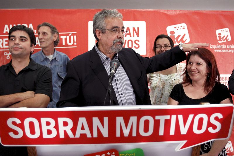 El candidato de IU a la Alcaldía de Madrid, Ángel Pérez (c), junto a la Secretaria de Política Municipal del partido, Pepa Marín (d), durante la rueda de prensa que ha ofrecido en Madrid.