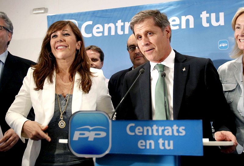 El candidato popular, Alberto Fernández Díaz, y la secretaria del P.P.C., Alicia Sánchez Camacho, en el Hotel Melia Sarria donde el Partido Popular de Barcelona celebra hoy su noche electoral.