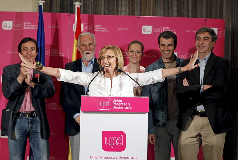 La presidenta de Unión Progreso y Democracia, Rosa Díez (i), junto al candidato a la alcaldia de Madrid, David Ortega, durante su comparecencia tras conocer los resultados de su partido.