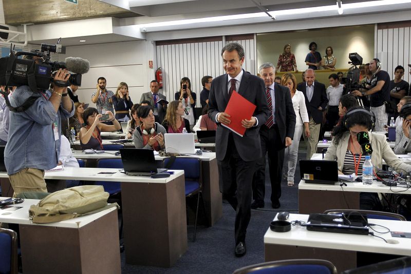 El presidente del Gobierno y secretario general del PSOE, José Luis Rodríguez Zapatero (c), momentos antes de comenzar la rueda de prensa que ha ofrecido esta noche en la sede socialista de Madrid.