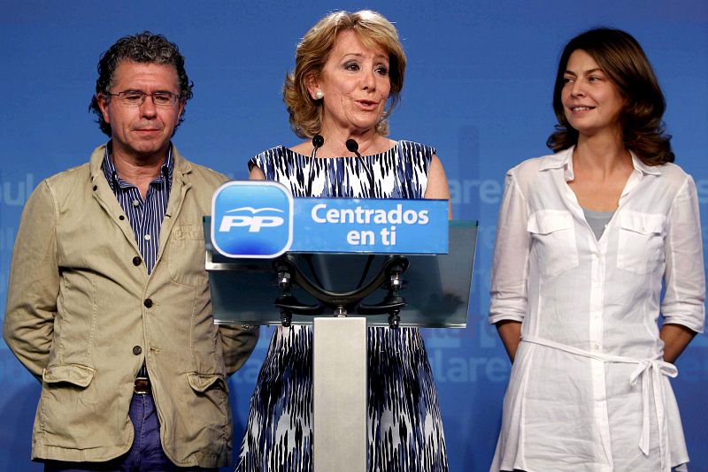 La presidenta de la Comunidad de Madrid, Esperanza Aguirre, tras conocer su victoria