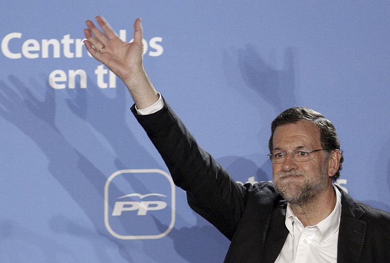 El presidente del PP, Mariano Rajoy, celebra la victoria, esta noche en la sede del PP en Madrid