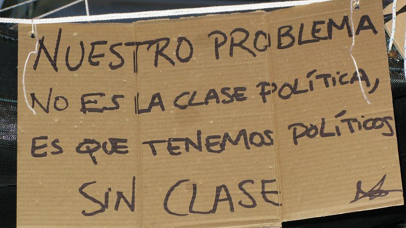 Los acampados siguen colgando carteles como este por toda la Puerta del Sol.
