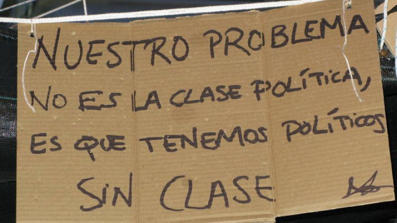 Los acampados siguen colgando carteles como este por toda la Puerta del Sol.
