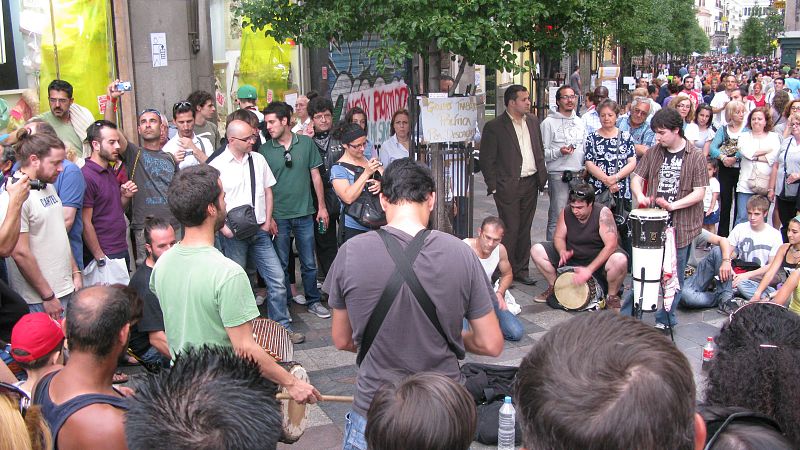 Algunos músicos amenizan la tarde en la calle Arenal.