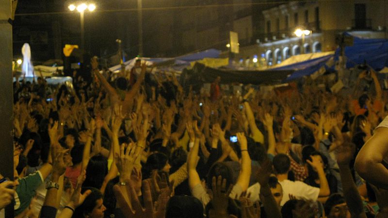 Con las manos al aire y aplausos ha terminado la sentada muda de este domingo.