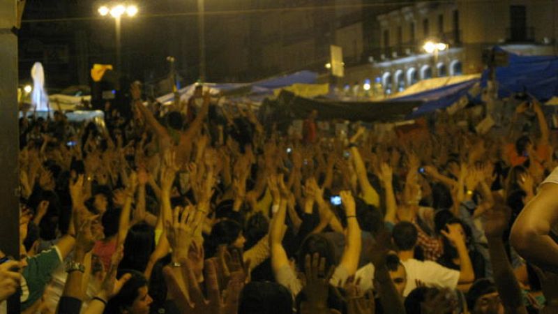 Con las manos al aire y aplausos ha terminado la sentada muda de este domingo.