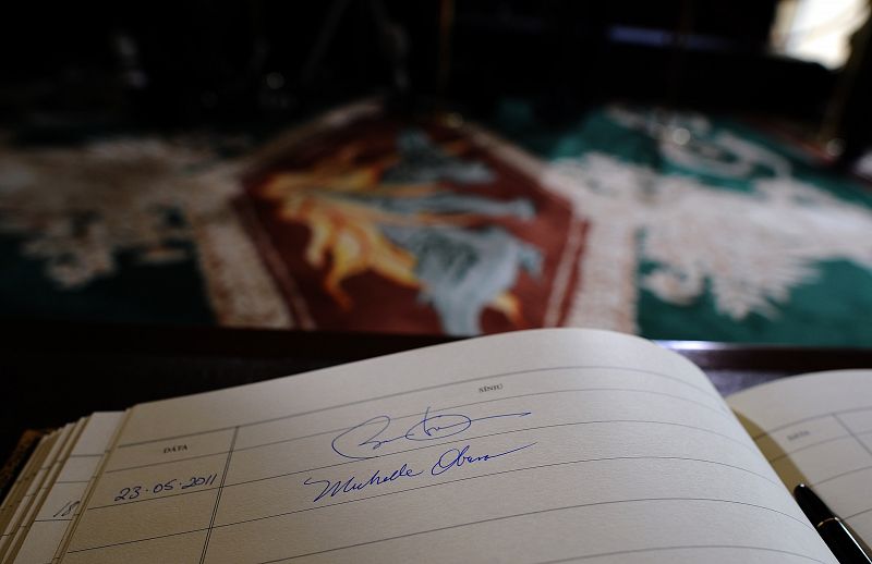 Firmas del presidente Obama y su mujer en el libro de visitas de la presidencia irlandesa