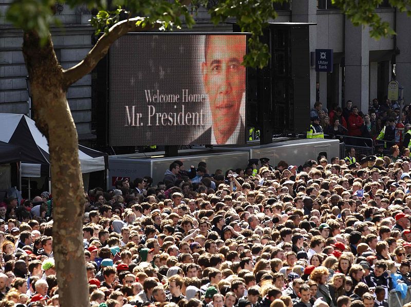 Cientos de personas esperan la llegada de Obama en Dublín