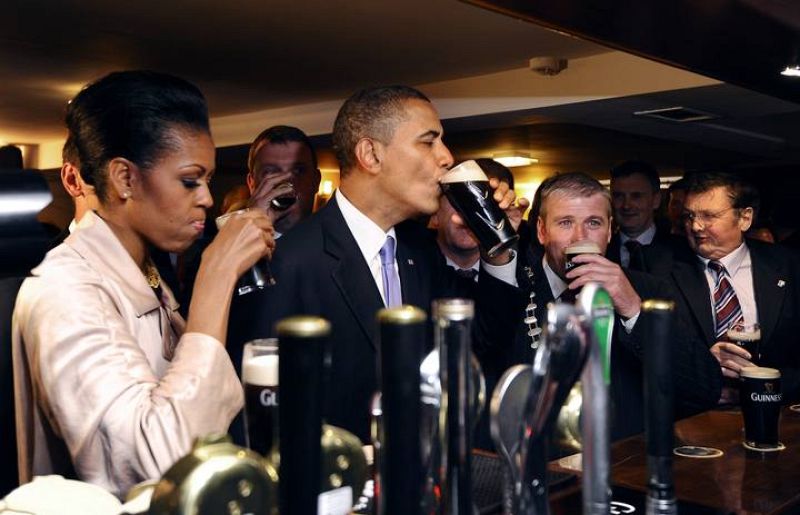 Obama y su mujer disfrutan de una Guinness en Dublín