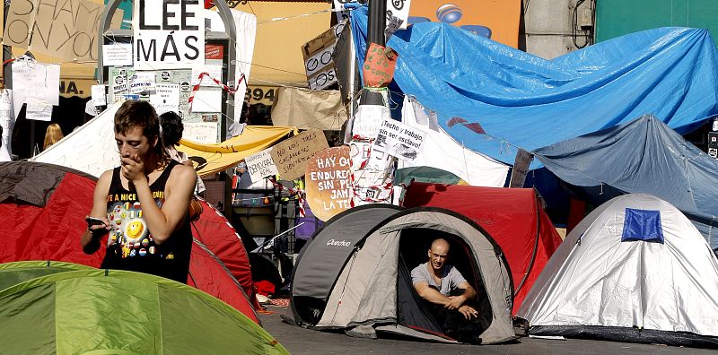 Imagen de varias tiendas de campaña en la Puerta del Sol de Madrid, donde continúa la concentración de protesta en torno al denominado movimiento 15-M.