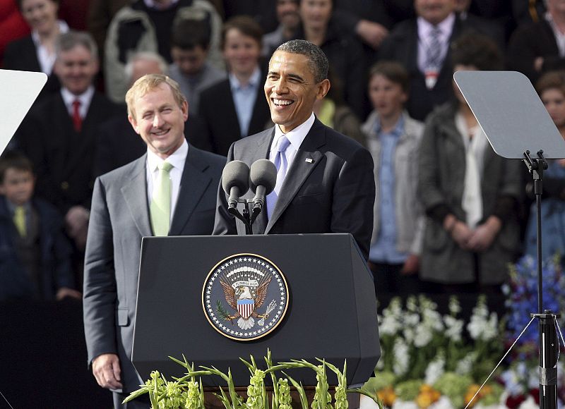 El presidente estadounidense, Barack Obama (d) y el primer ministro irlandés Enda Kenny (i) en la Universidad Green en Dublín.