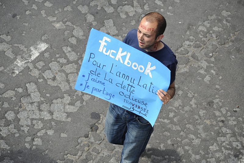 Un manifestante protesta contra la celebración en Francia de la cumbre del 'G8 de internet'