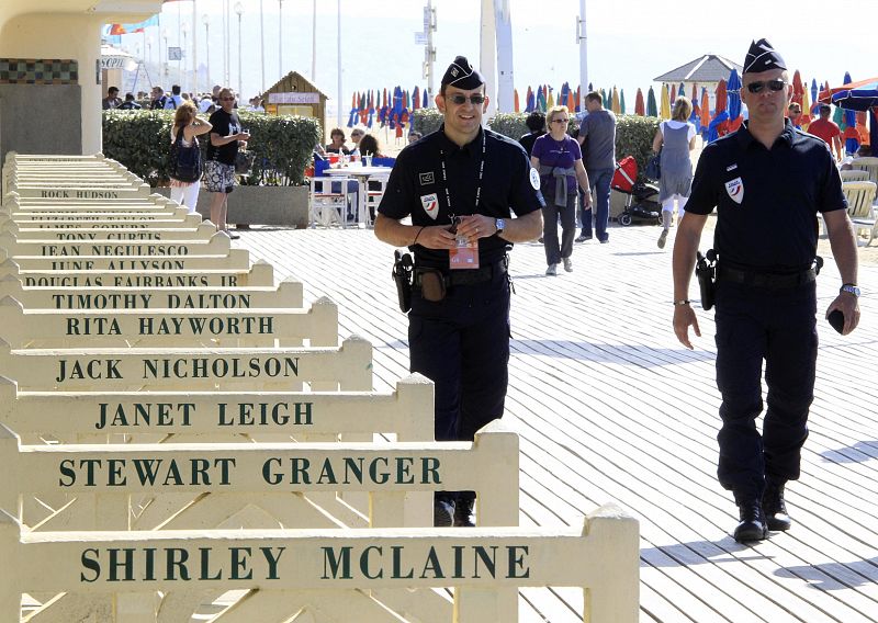 Gendarmes franceses patrullan la entrada al recinto donde se celebrará la cumbre del G8 en Deauville, Francia, este jueves y viernes