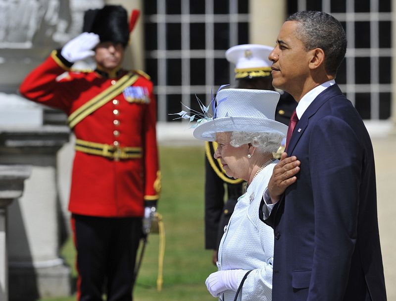 El presidente Obama y la reina Isabel II durante la recepción escuchando el himno nacional este martes en Londres.