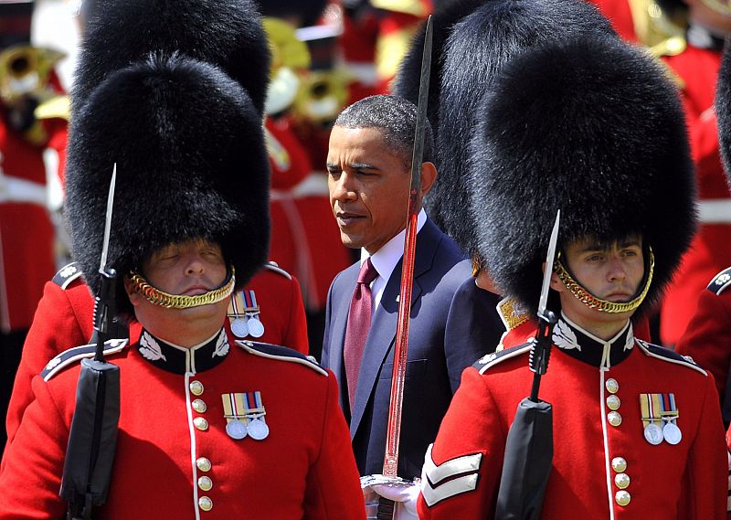 Obama presencia el tradicional cambio de guardia en Londres.
