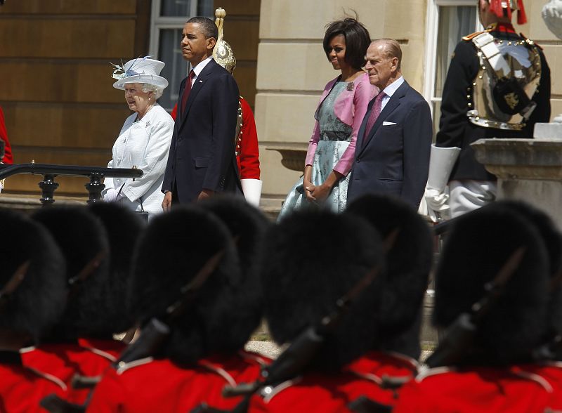 El matrimonio Obama y la reina Isabel II junto a su esposo atienden a la marcha de la guardia real en el palacio de Buckingham.