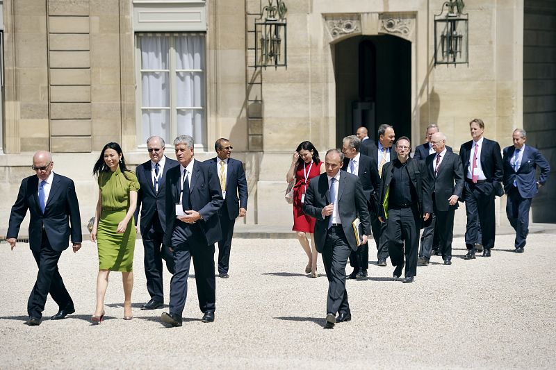 Algunos de los líderes de internet que se han reunido con el presidente Sarkozy, entre ellos el magnate Rupert Murdoch (el primero por la izquierda) y su mujer Wendy Deng