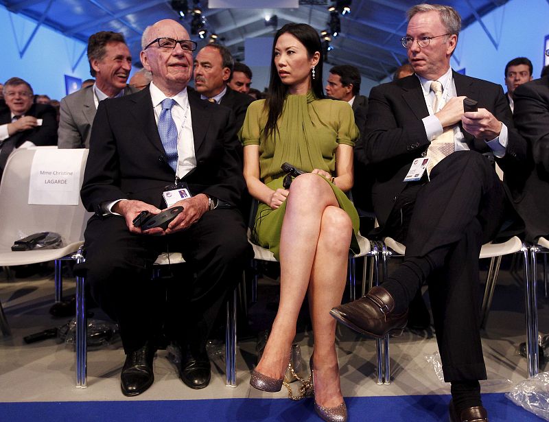 El magnate de los medios de comunicación, Rupert Murdoch, su esposa Webdy y el presidente de Google, Eric Schmidt