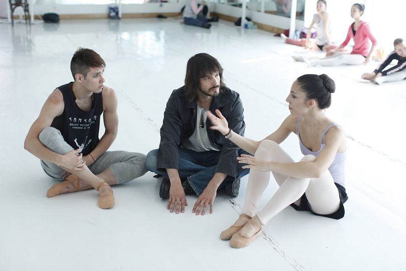 En movimento con - David con bailarines