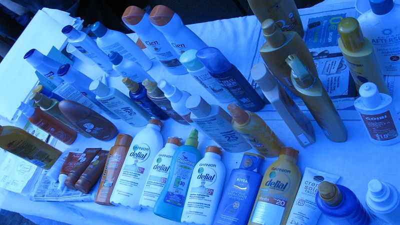 Frente a la enfermería se encuentra este mostrador de cremas de protección solar para protegerse en estos días tan despejados y calurosos.