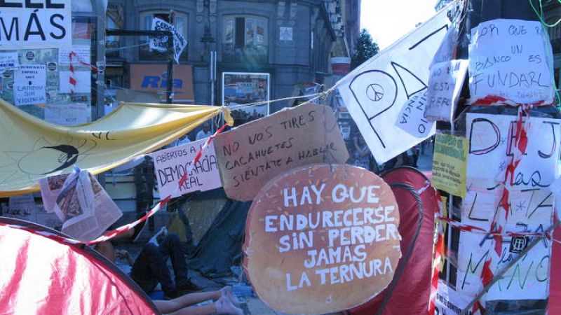 Aunque hay menos afluencia de gente que durante el fin de semana, hay más tiendas de campaña desplegadas por la plaza.