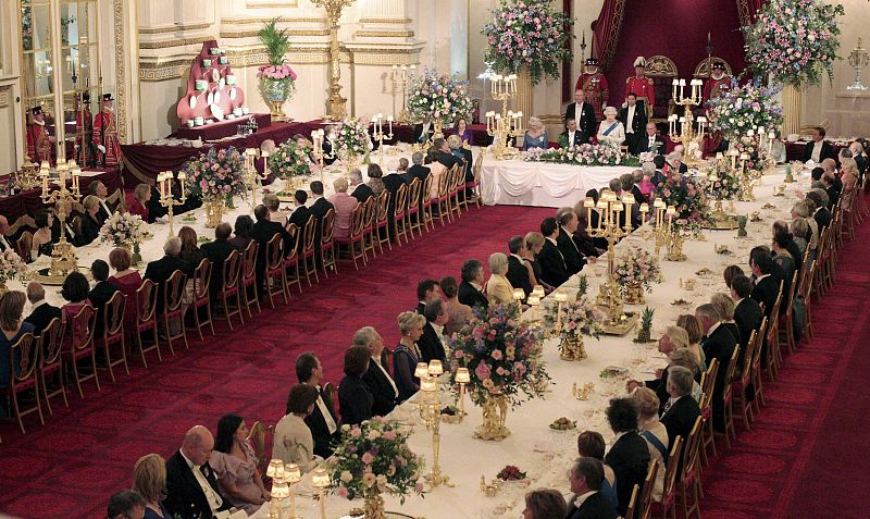 Los salones del palacio de Buckingham han sido el escenario del banquete de estado, que se ha celebrado con la tradicional pompa británica.