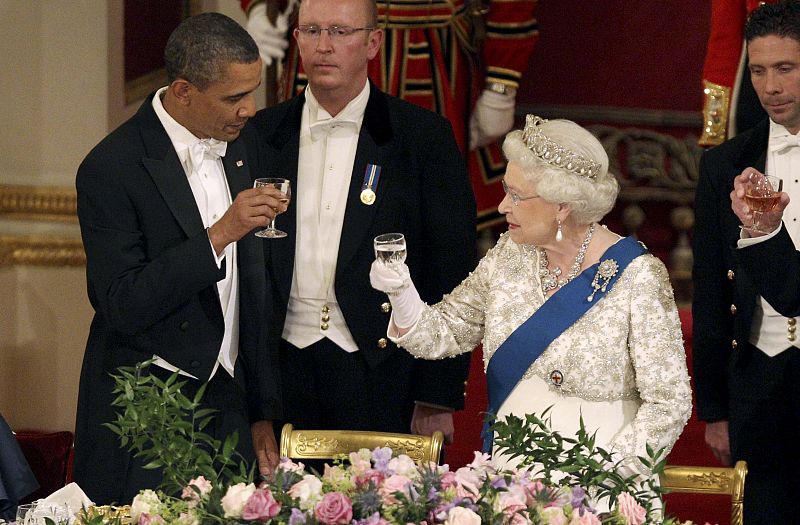 Obama brinda con la reina Isabel II en un momento de la cena.