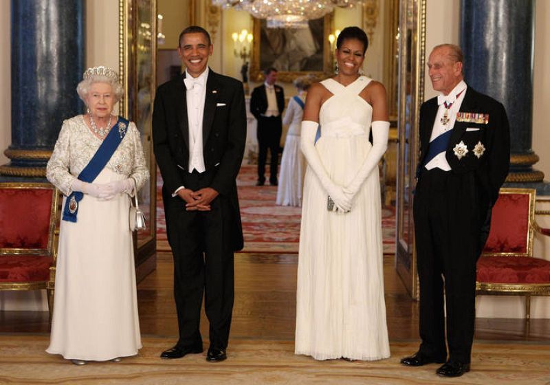 El presidente de EE.UU., Barack Obama, y su esposa Michelle asisten al banquete de estado ofrecido por la reina Isabel II en el palacio de Buckingham. 