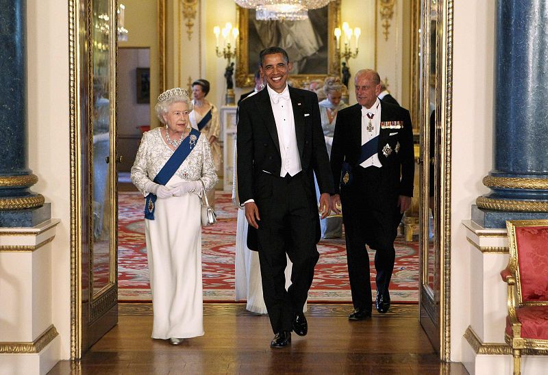 Obama entra la habitación de la música del palacio de Buckingham.