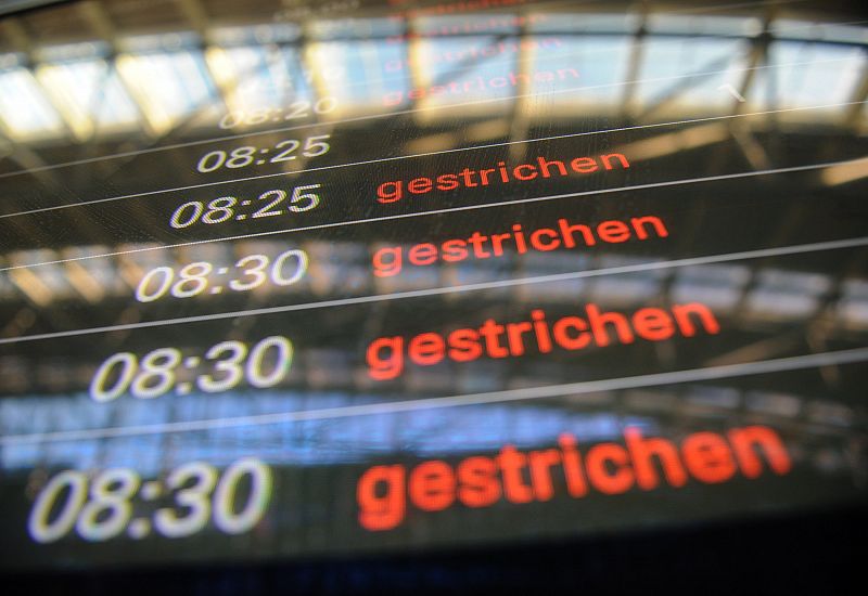 Carteles en alemán con el rótulo de vuelo "cancelado" por el cierre del aeropuerto de Hamburgo debido a la nube de ceniza volcánica.