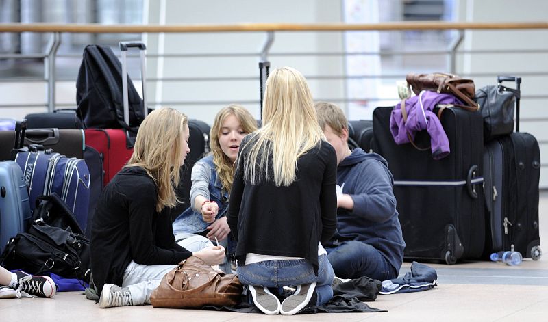 Un grupo de niños trata de pasar el rato mientras espera que vuelvan a operar vuelos en los aeropuertos alemanes.