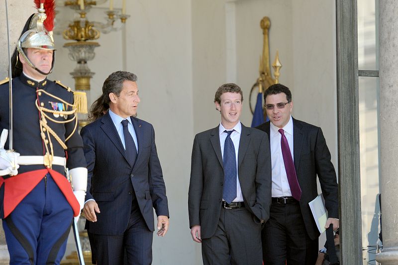 Este miércoles se celebra la segunda y última jornada de la primera cumbre de 'gigantes' de internet. Entre ellos, el fundador de Facebook, Mark Zuckerberg, quien ha estado reunido con el presidente Nicolás Sarkozy en el Palacio del Elíseo
